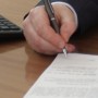 shutterstock_31227769-barbat-birou-business-semnare-semneaza-acte-contracte-semnare